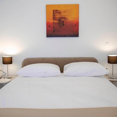 Konstantinos Stylish Brand New Apt In The Heart Of Atenas Exterior foto