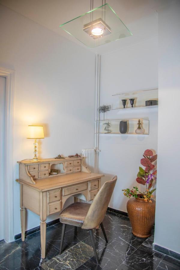 Konstantinos Stylish Brand New Apt In The Heart Of Atenas Exterior foto