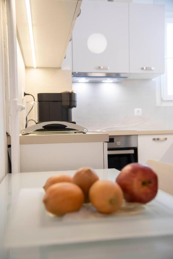 Konstantinos Stylish Brand New Apt In The Heart Of Atenas Exterior foto