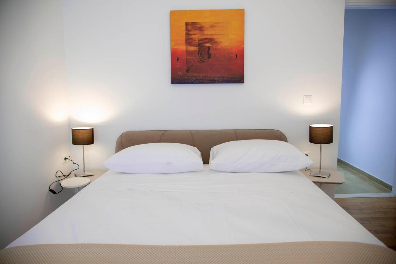 Konstantinos Stylish Brand New Apt In The Heart Of Atenas Exterior foto